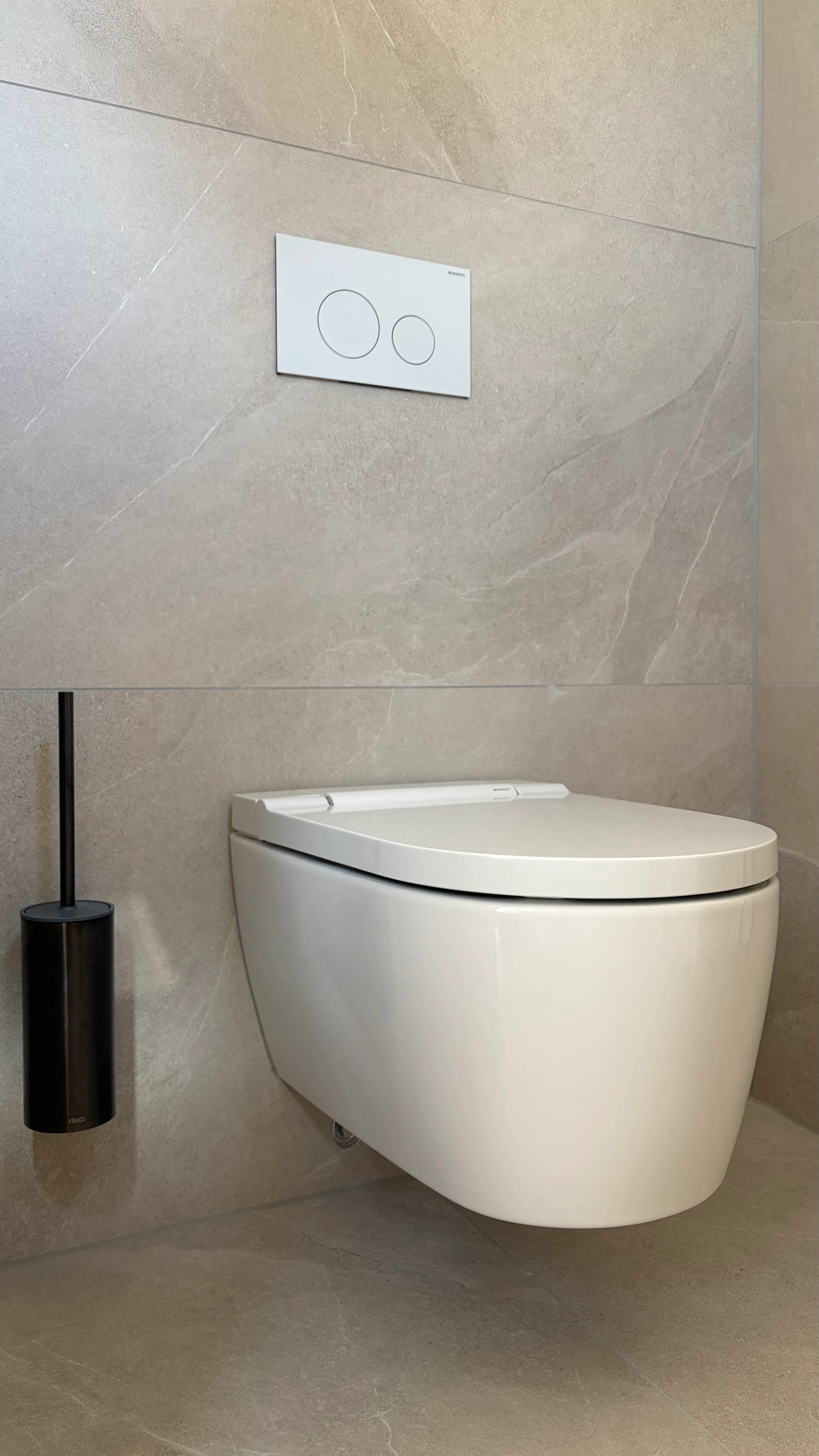 Wand-WC vor Steinoptik-Fliese