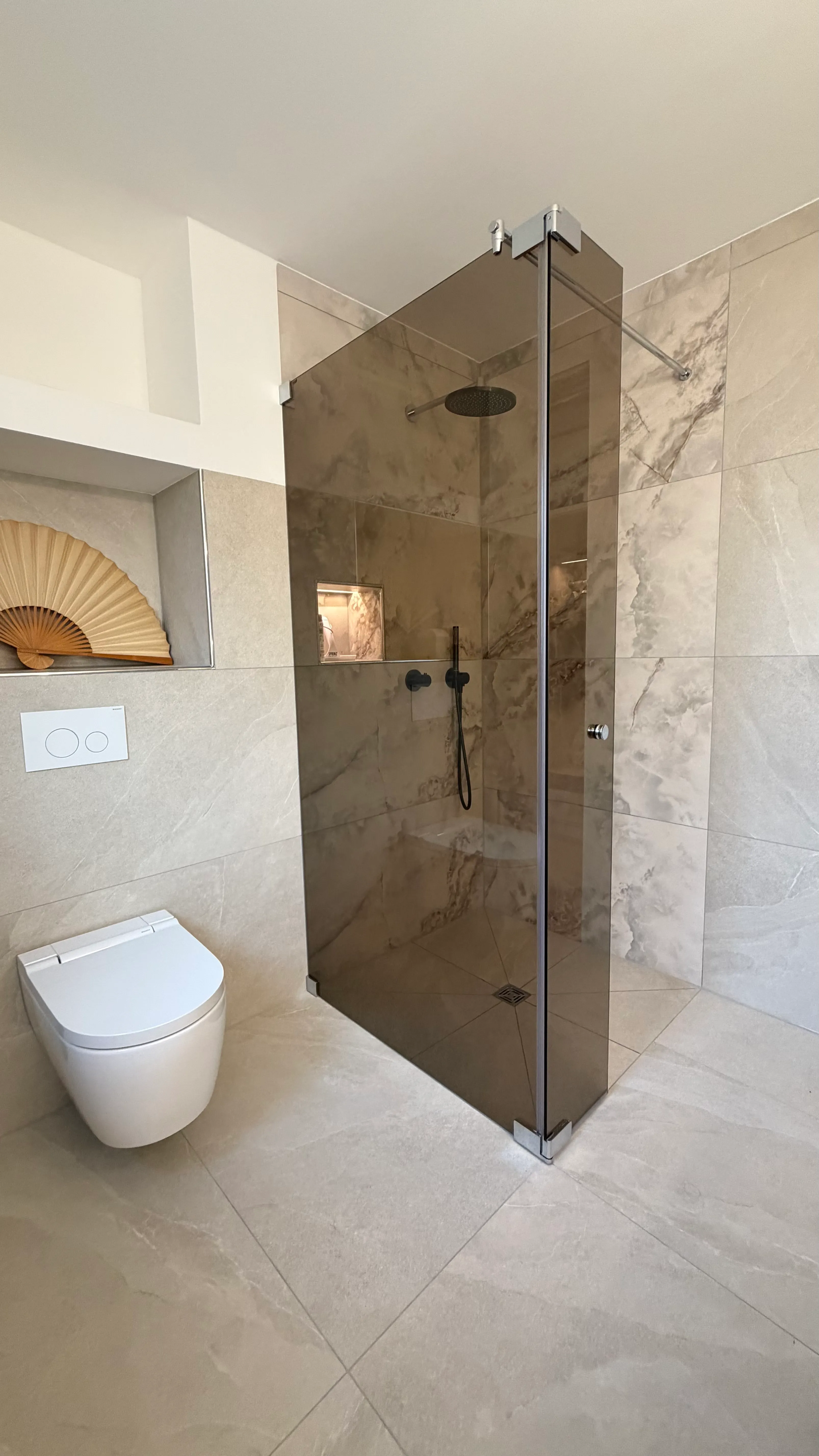 Saniertes Bad mit Glasdusche und Wand-WC