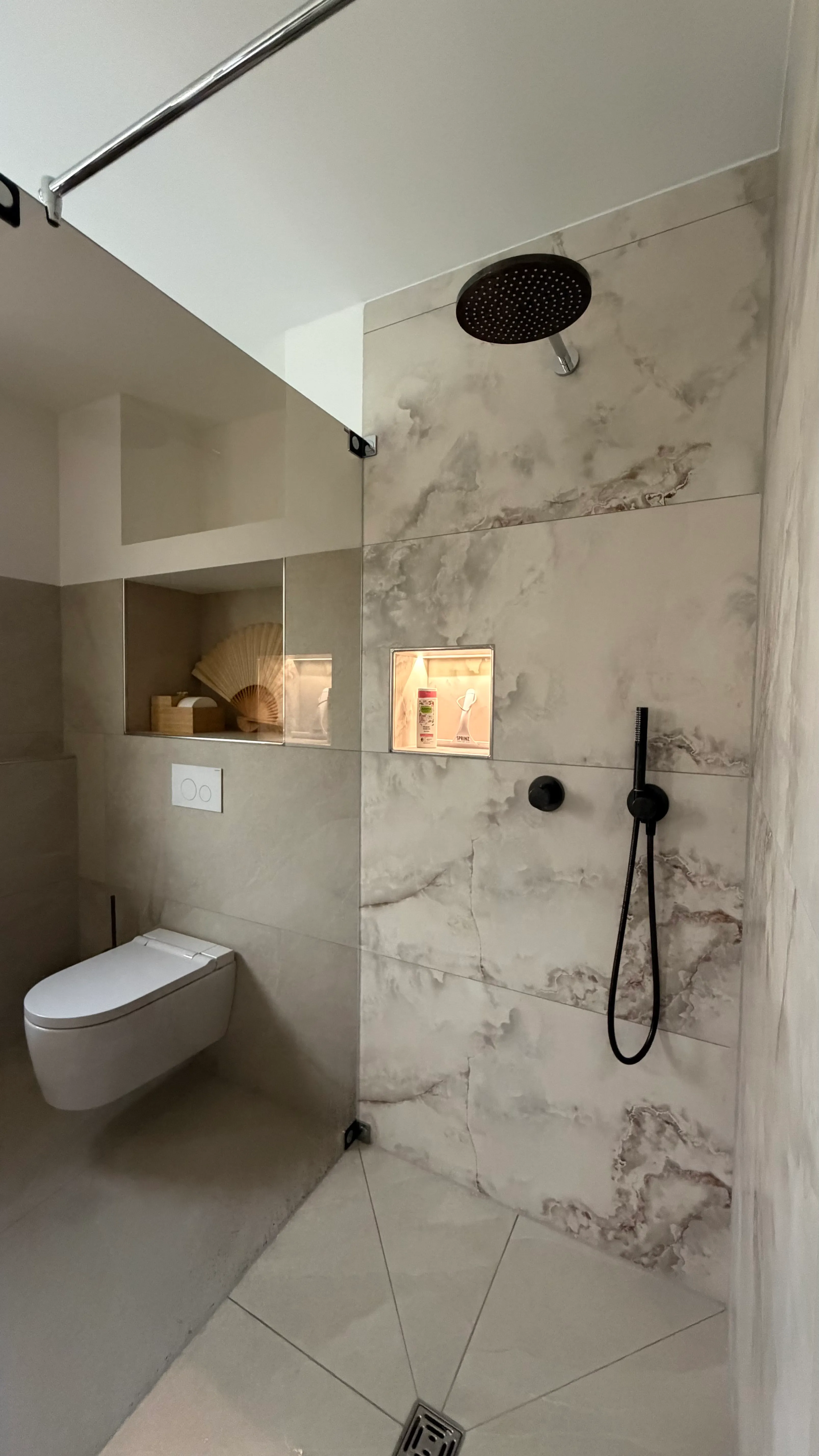 Walk-in-Dusche mit Ablagenische, barrierearm und modern