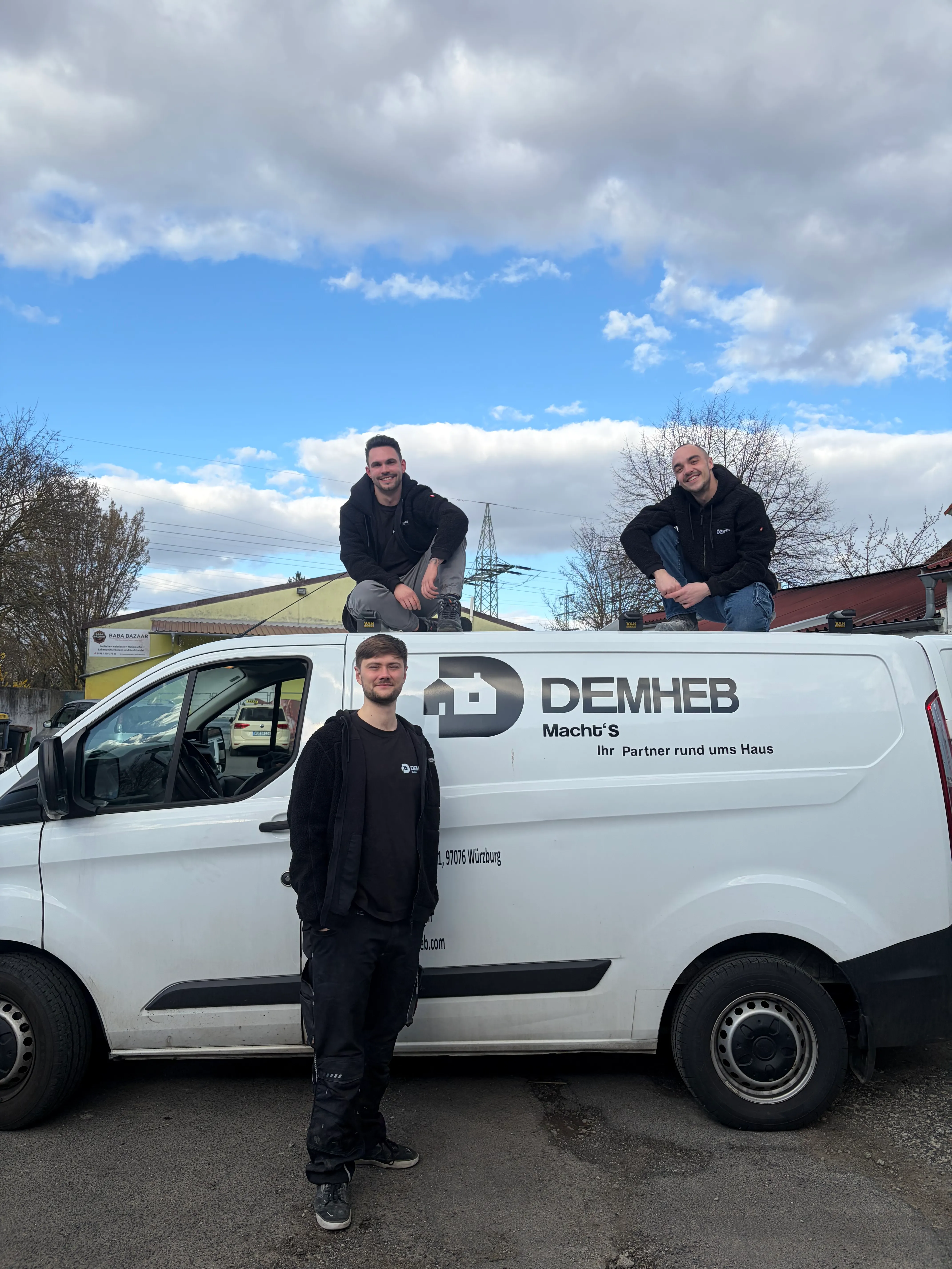 Das DEMHEB-Team mit den Firmenwagen in Würzburg